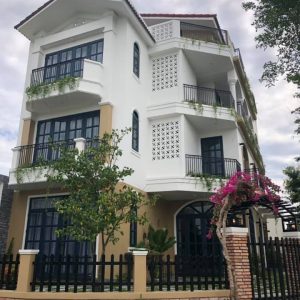 Nhà phố bờ hồ